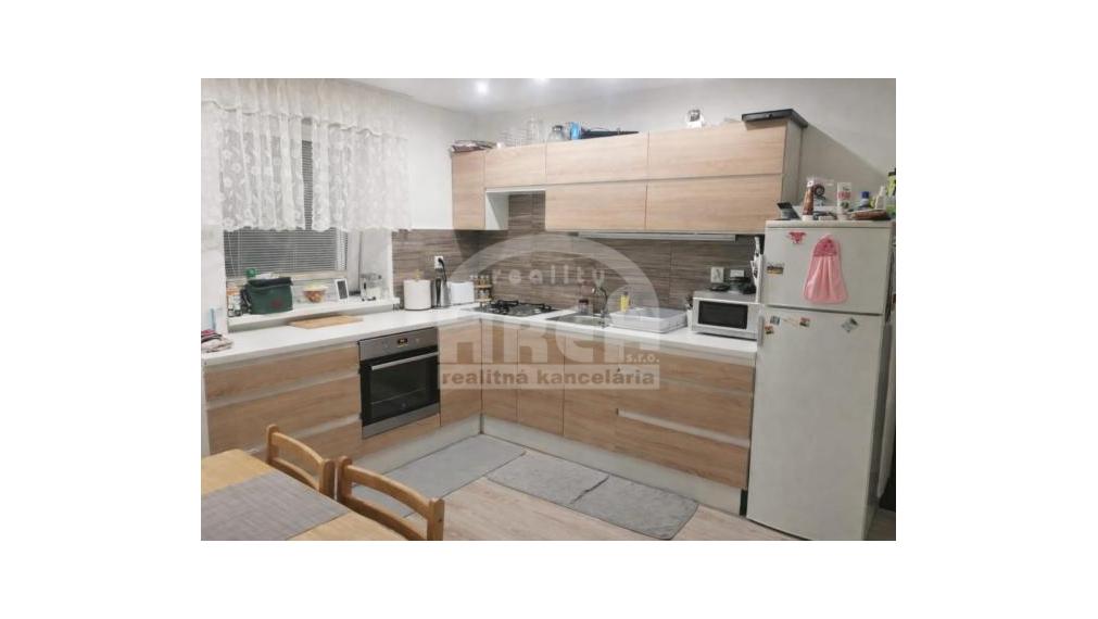 Rodinný dom s krásnym pozemkom  v obci Petrikovce