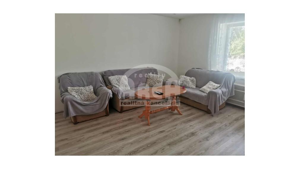 Rodinný dom s krásnym pozemkom  v obci Petrikovce