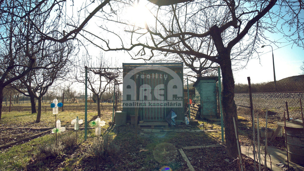 Krásna záhradka na Továrenskej ulici v Michalovciach