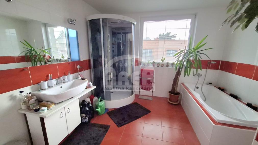 Dvojpodlažný rodinný dom v pokojnej lokalite Michaloviec