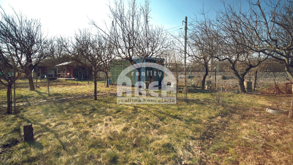 Krásna záhradka na Továrenskej ulici v Michalovciach