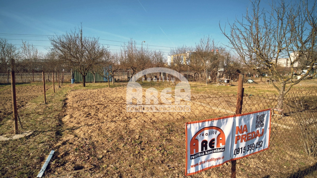 Krásna záhradka na Továrenskej ulici v Michalovciach