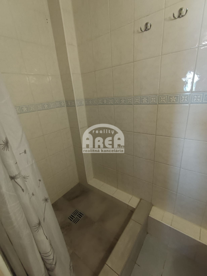 Krásna dvojpodlažná chata s nádherným výhľadom nad Viniankou