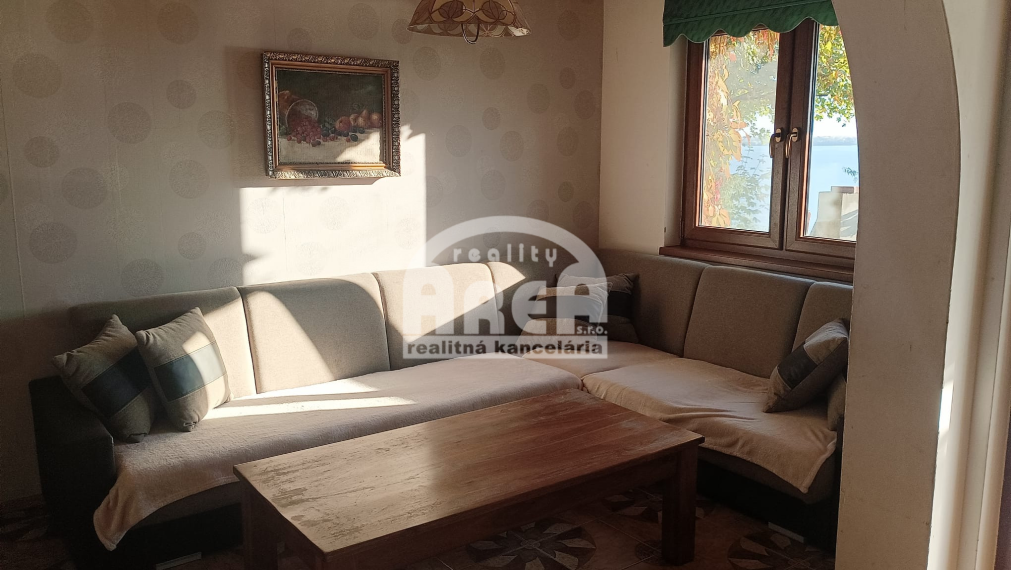 Krásna dvojpodlažná chata s nádherným výhľadom nad Viniankou