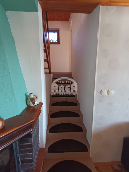 Krásna dvojpodlažná chata s nádherným výhľadom nad Viniankou