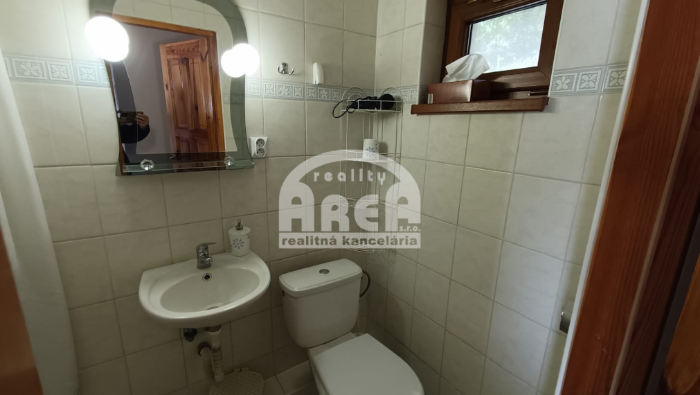 Krásna dvojpodlažná chata s nádherným výhľadom nad Viniankou