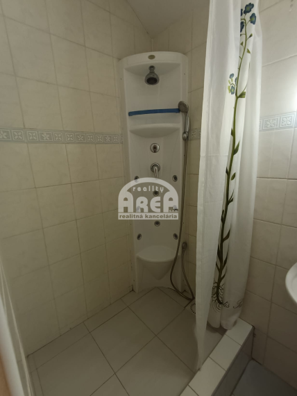 Krásna dvojpodlažná chata s nádherným výhľadom nad Viniankou