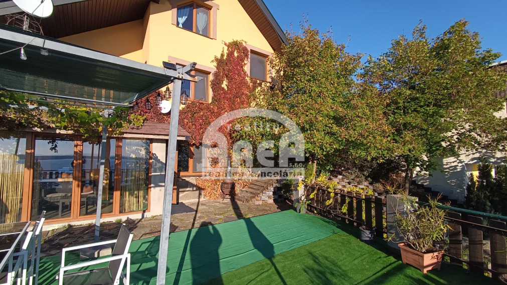 Krásna dvojpodlažná chata s nádherným výhľadom nad Viniankou