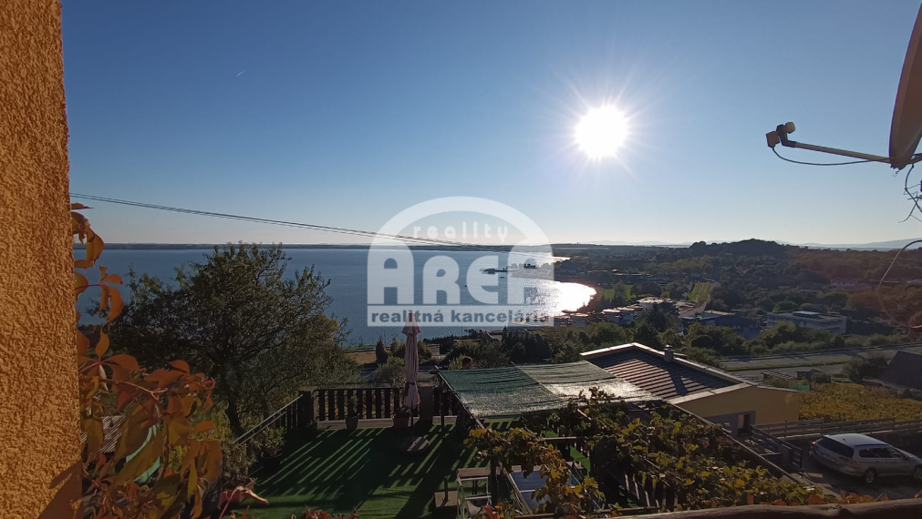 Krásna dvojpodlažná chata s nádherným výhľadom nad Viniankou