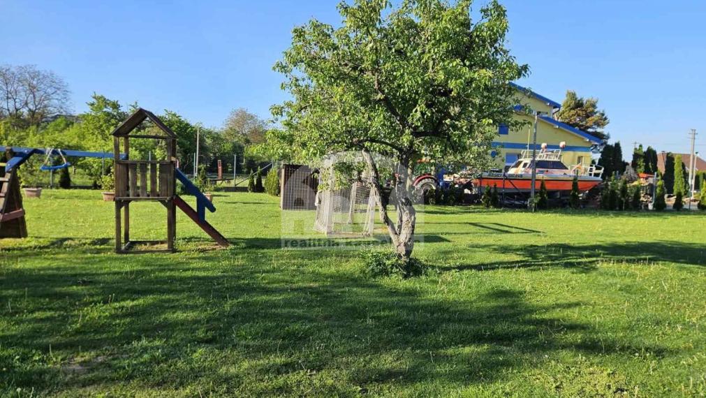 Slnečný stavebný pozemok v obci Vinné