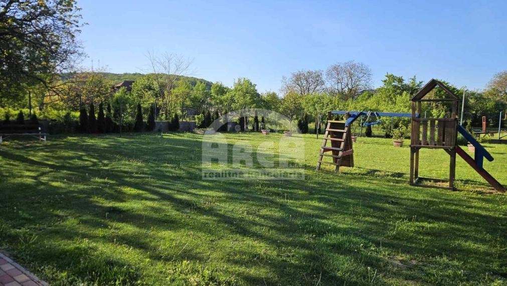 Slnečný stavebný pozemok v obci Vinné