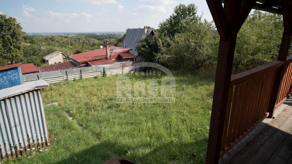 Pozemok s drevenou chatkou v Sečovciach