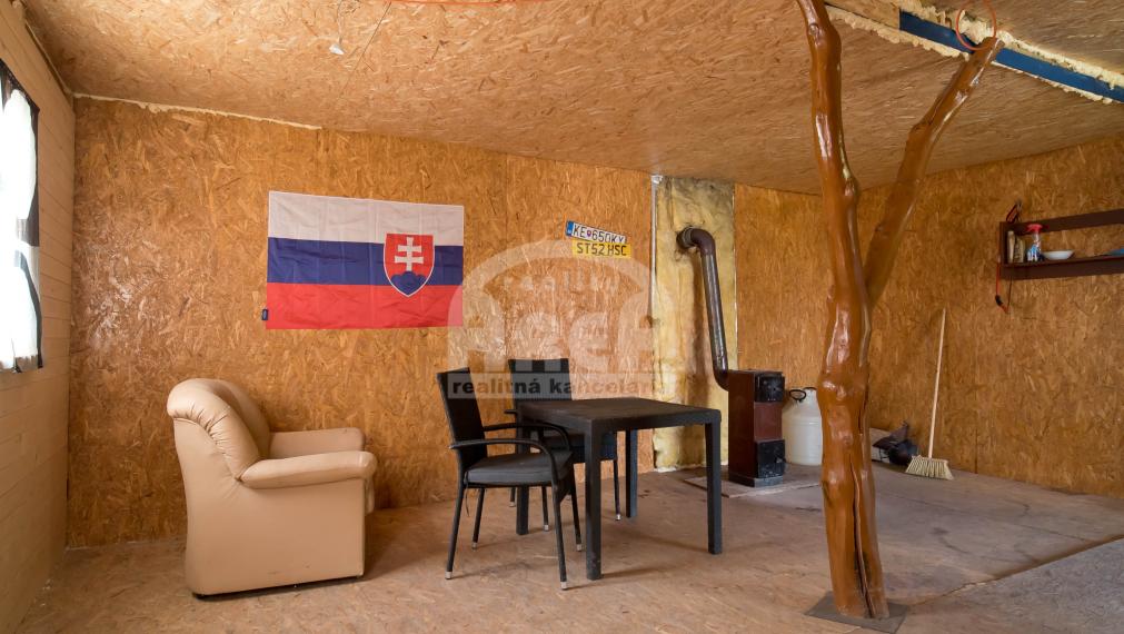 Pozemok s drevenou chatkou v Sečovciach