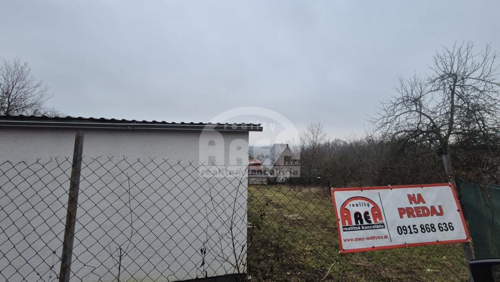 Pozemok s drevenou chatkou v Sečovciach