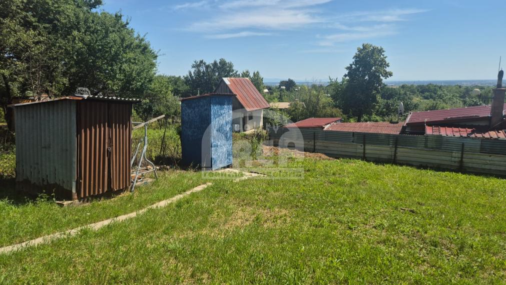 Pozemok s drevenou chatkou v Sečovciach