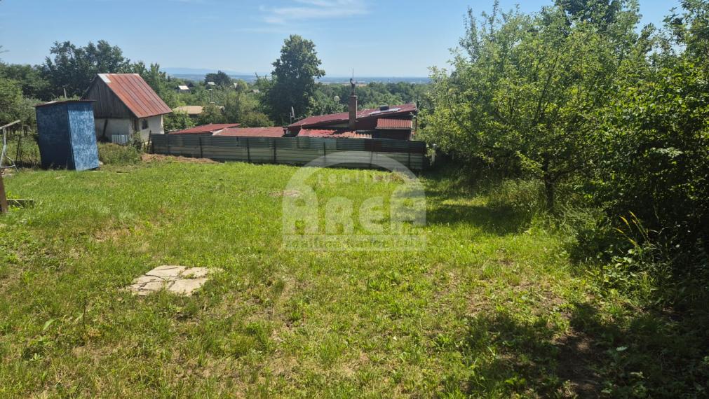 Pozemok s drevenou chatkou v Sečovciach