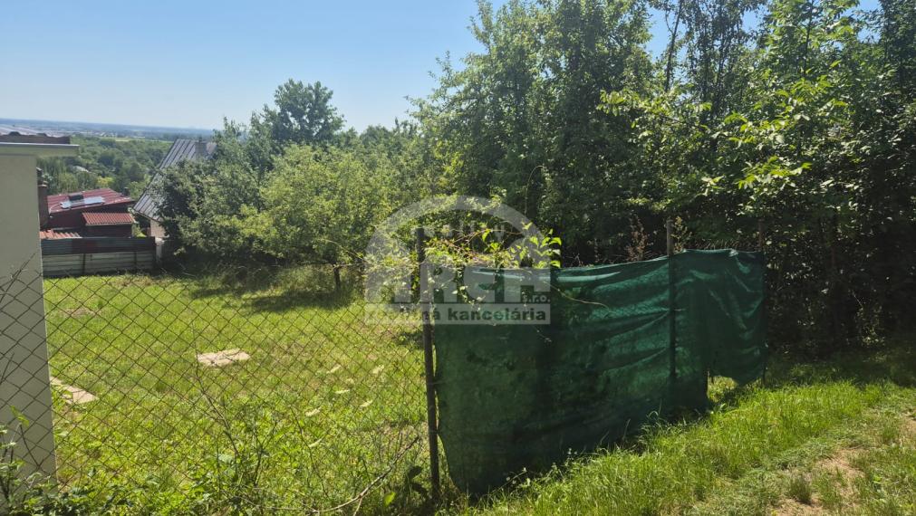 Pozemok s drevenou chatkou v Sečovciach