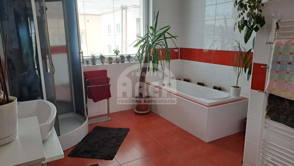 Dvojpodlažný rodinný dom v pokojnej lokalite Michaloviec