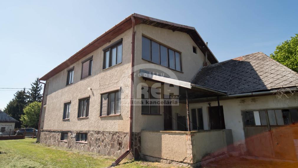 Dvojpodlažný rodinný dom v obci Bracovce