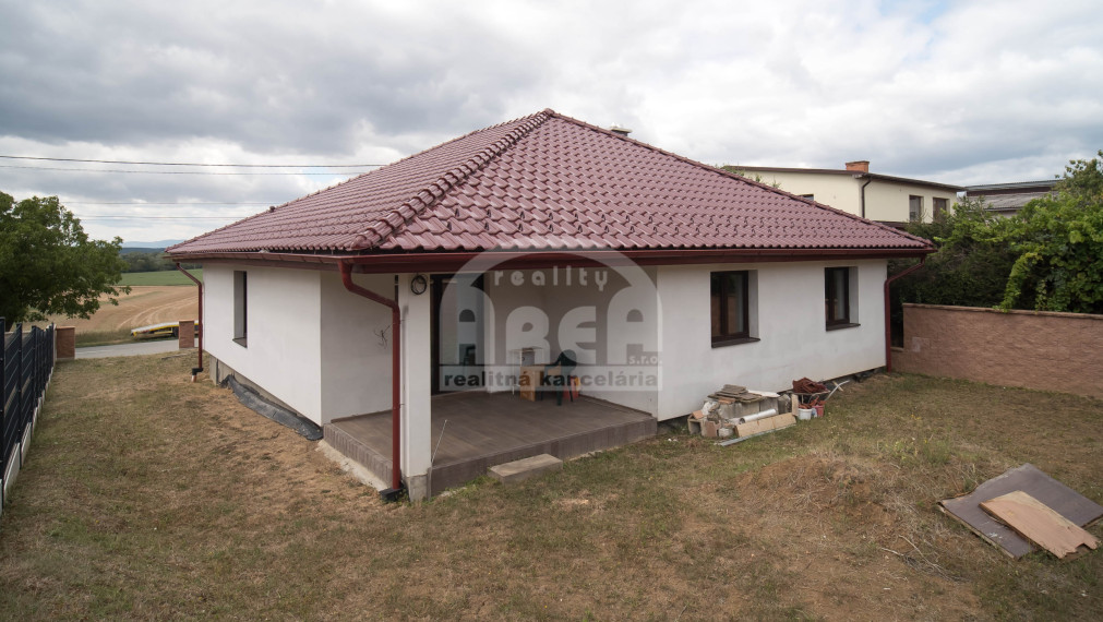 Krásna novostavba rodinného domu typu bungalov v obci Staré