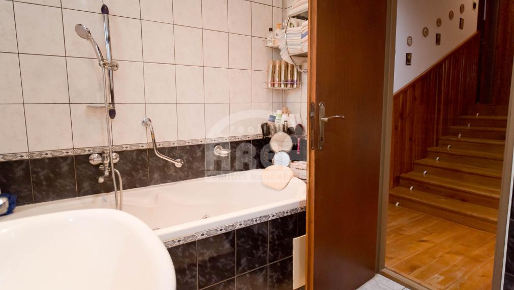 Dvojpodlažný rodinný dom v obľúbenej obci Zalužice