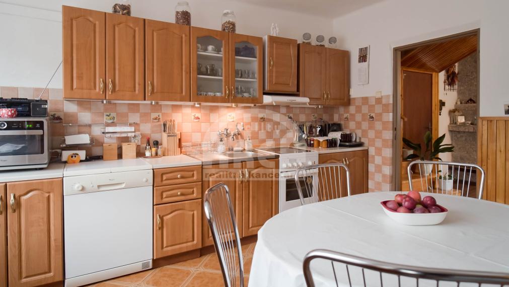 Dvojpodlažný rodinný dom v obľúbenej obci Zalužice