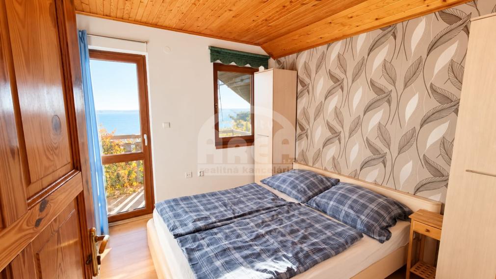 Krásna dvojpodlažná chata s nádherným výhľadom nad Viniankou