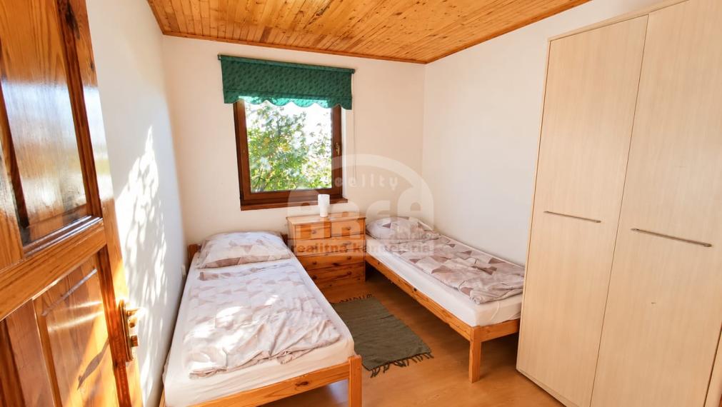 Krásna dvojpodlažná chata s nádherným výhľadom nad Viniankou