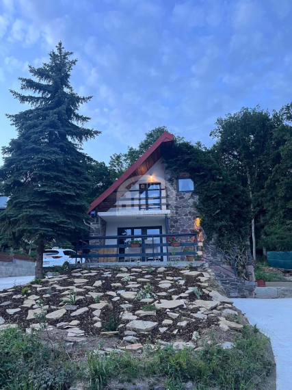 Dvojpodlažná rekreačná chata nad obcou Kaluža