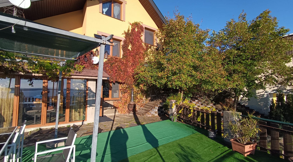 Krásna dvojpodlažná chata s nádherným výhľadom nad Viniankou