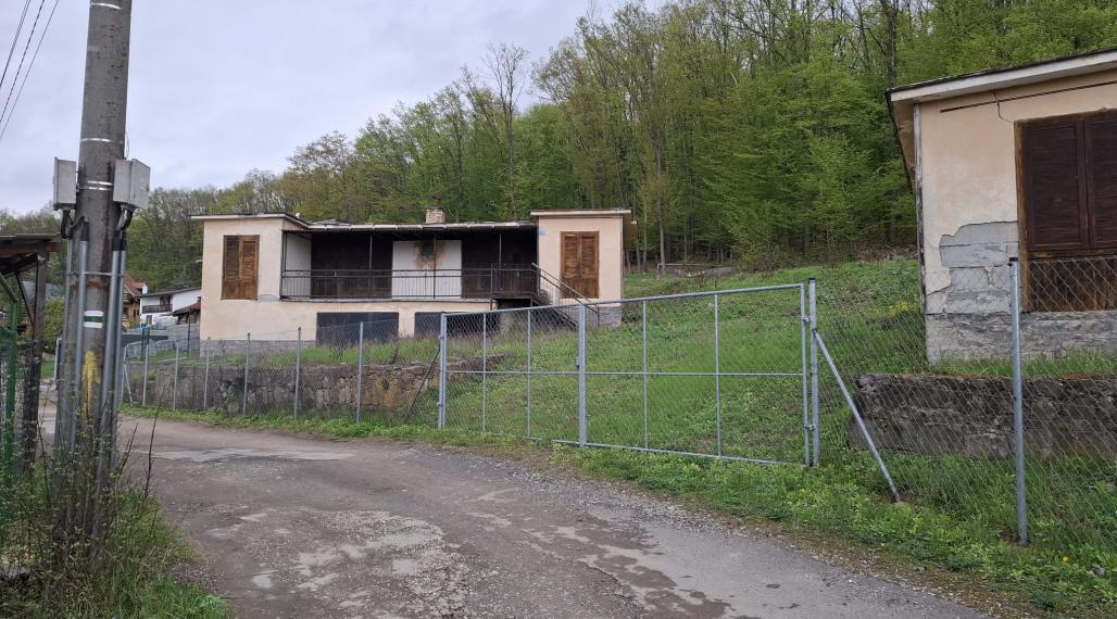 Pozemok s dvoma menšími chatkami- rekreačná oblasť Kamenec