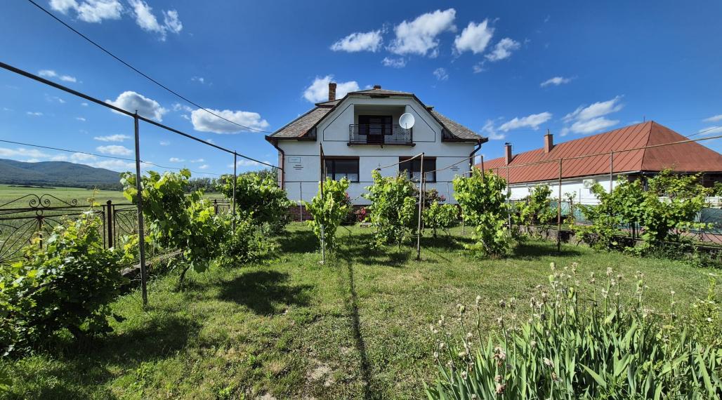 Útulný rodinný dom s veľkým potenciálom v obci Zbehňov