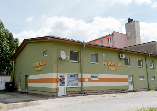 Komerčná budova s 2-izbovým bytom vo Vranove nad Topľou