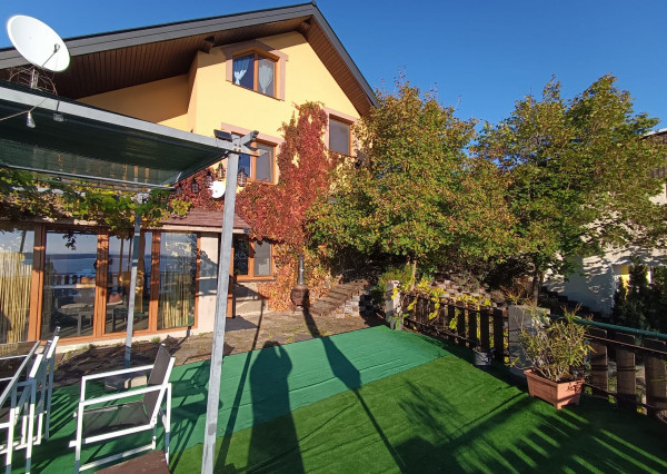 Krásna dvojpodlažná chata s nádherným výhľadom nad Viniankou