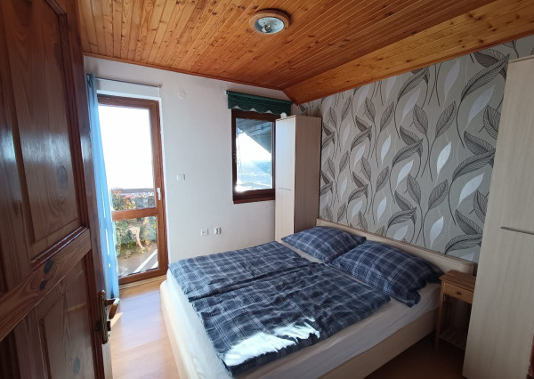 Krásna dvojpodlažná chata s nádherným výhľadom nad Viniankou