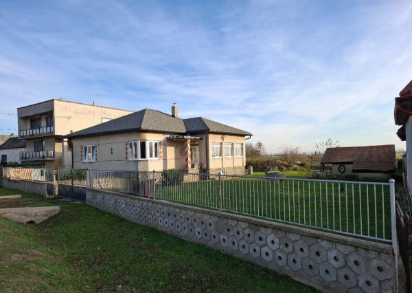Rodinný dom s veľkou záhradou  v obci Bajany