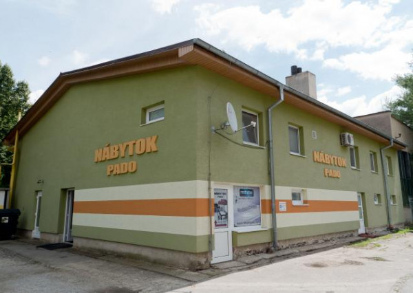 Komerčná budova s 2-izbovým bytom vo Vranove nad Topľou