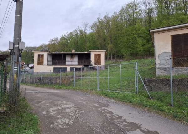 Pozemok s dvoma menšími chatkami- rekreačná oblasť Kamenec