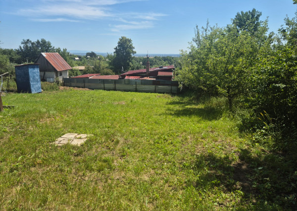 Pozemok s drevenou chatkou v chatárskej oblasti Sečovce