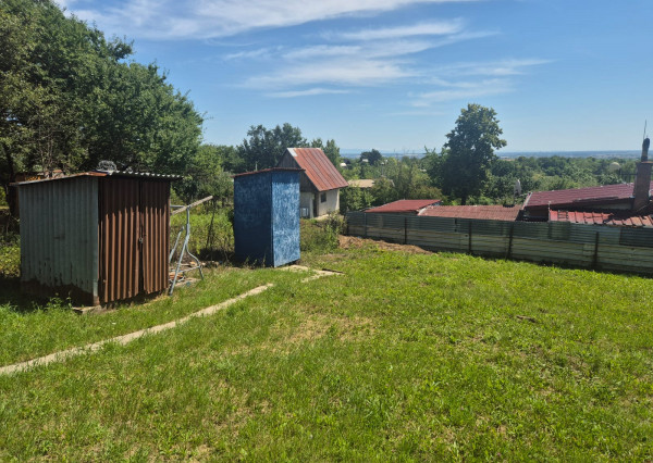 Pozemok s drevenou chatkou v chatárskej oblasti Sečovce