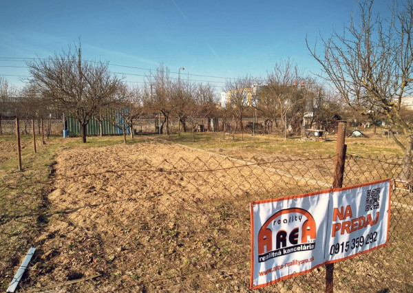 Krásna záhradka na Továrenskej ulici v Michalovciach