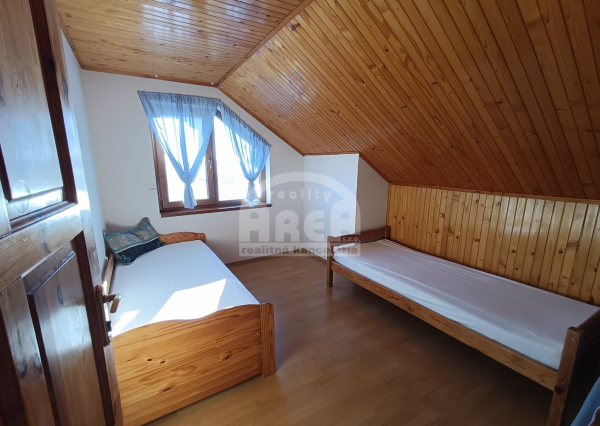 Krásna dvojpodlažná chata s nádherným výhľadom nad Viniankou