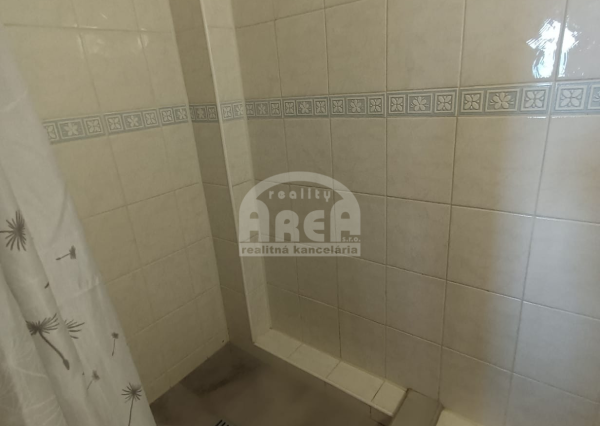 Krásna dvojpodlažná chata s nádherným výhľadom nad Viniankou