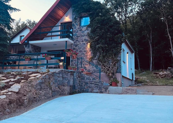 Dvojpodlažná rekreačná chata nad obcou Kaluža